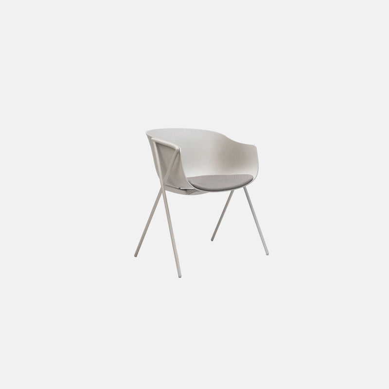 Bai Chair | Cross Legs